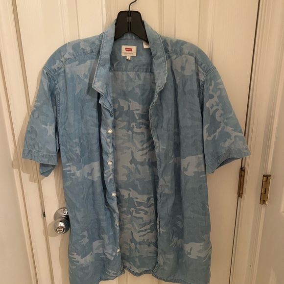 Men’s Levi’s Short Sleeve Camo Button Up - Size M - Picture 1 of 6